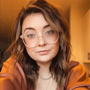 Meet your Posher, Caitlin